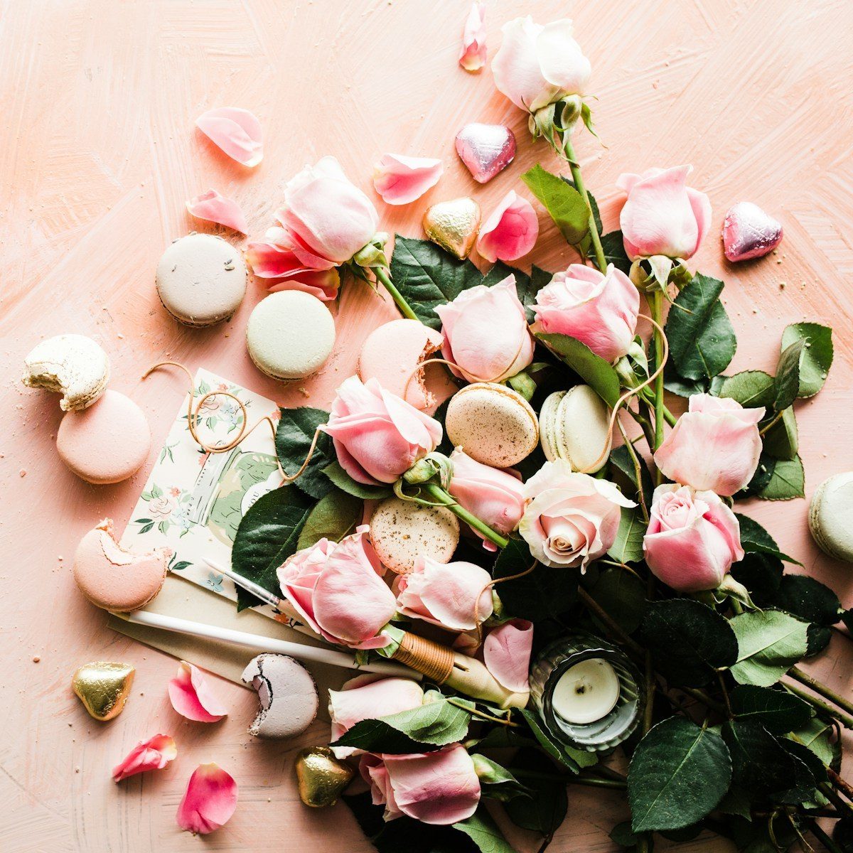 Roses & Macarons Box