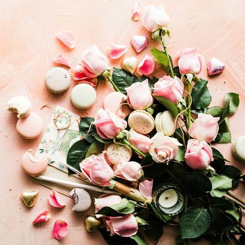 Roses & Macarons Box